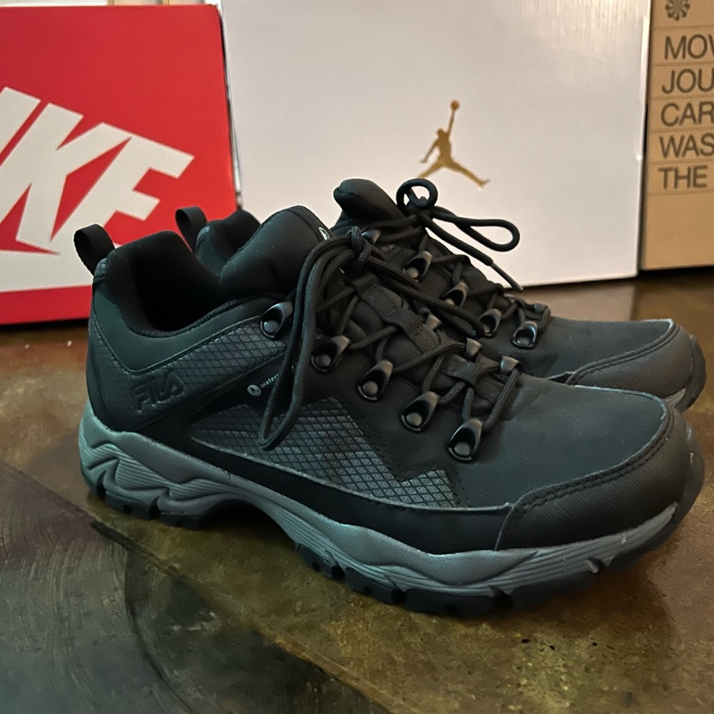 Women’s 9 Fila shoes